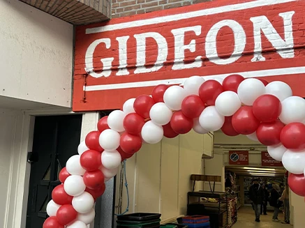 rood met witte ballonnen bij de ingang van "de bunker"